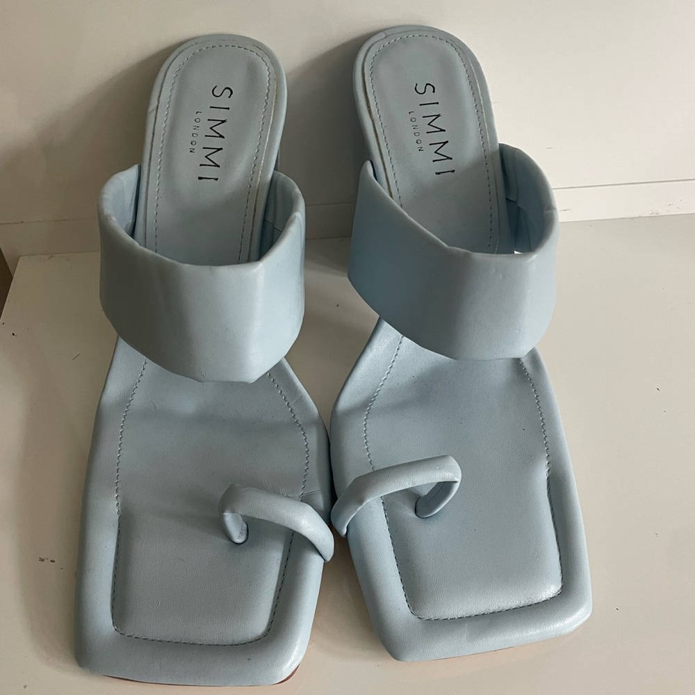 Blue Heeled Shoes with Square Toe and Asymmetrical Straps